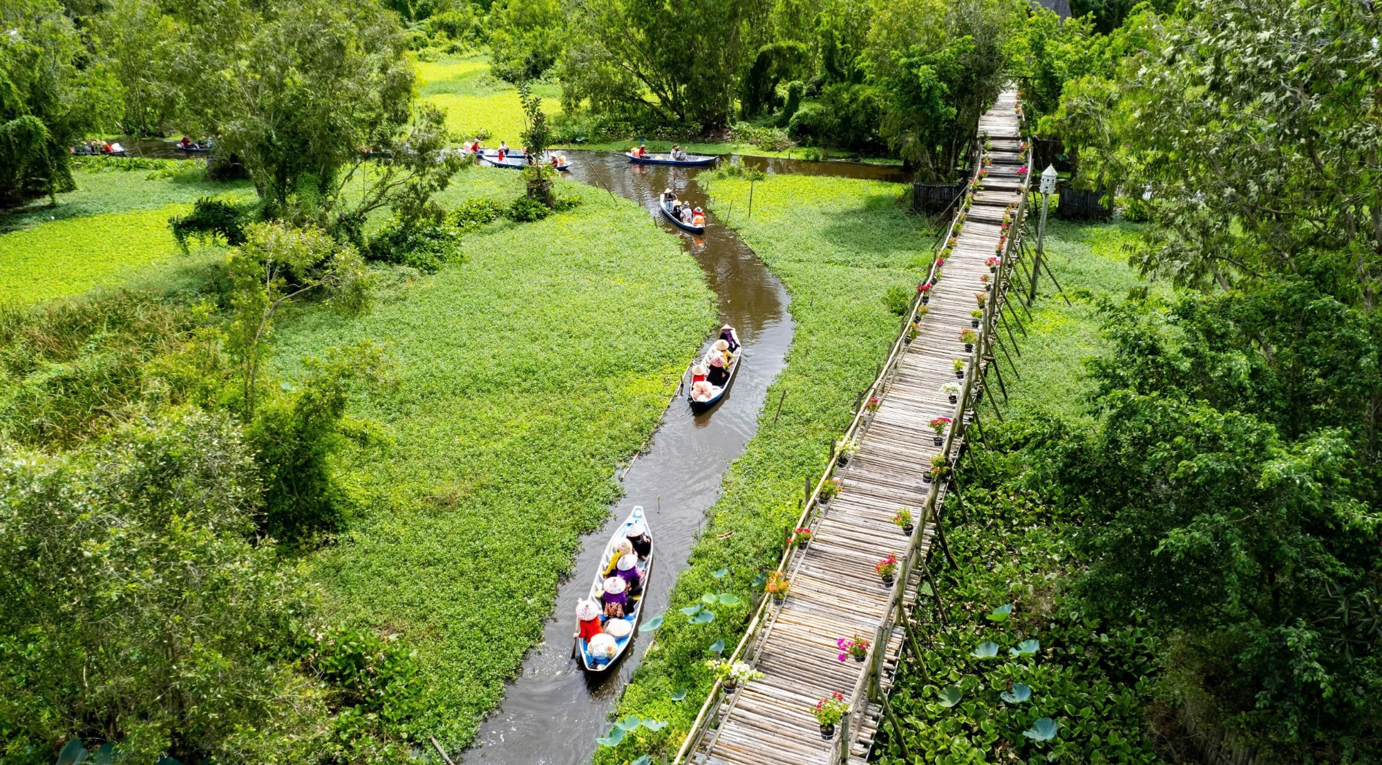 2016 - 2017 | Tập đoàn đã hoàn toàn chi phối và quản lý 3 Công ty du lịch